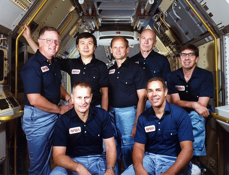 ������ ������ STS-51B. ����� (����� �������): ������ ��������� � �������� �������. ����� (����� �������): ��� ����, ������ ����-����� ����, ������ ������, ������ ������� � ������� ��� ��� ����