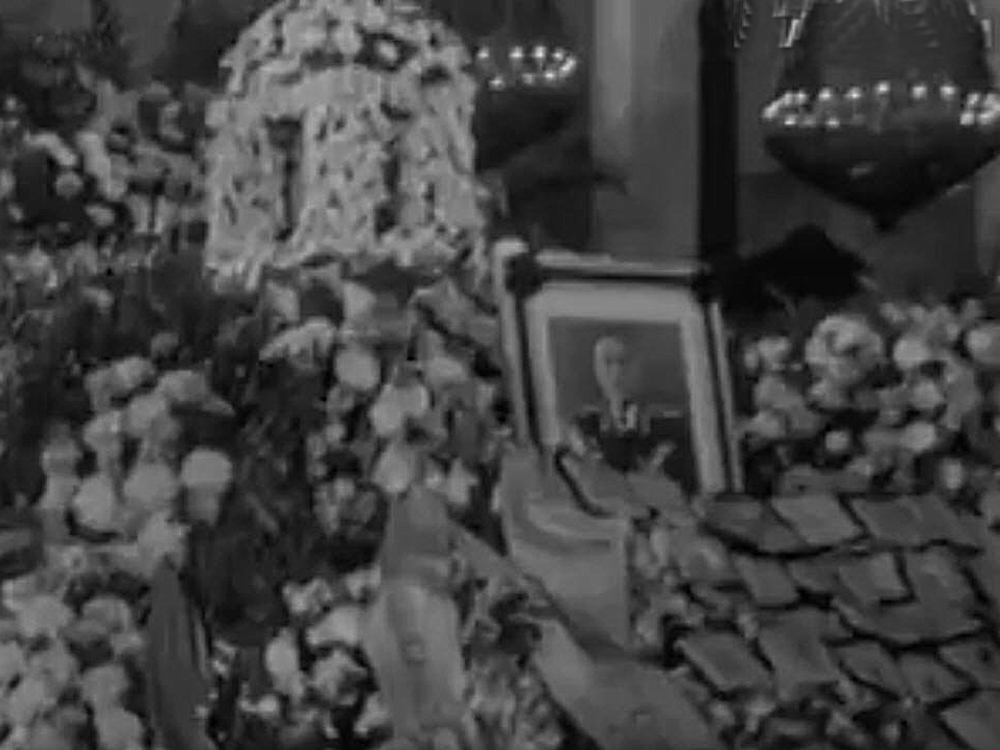 г. Москва, Колонный зал Дома Союзов. Церемония прощания с Маршалом Советского Союза Бирюзовым Сергеем Семёновичем (23 октября 1964 года) (стоп-кадр из видеорепортажа "Тяжёлая утрата", о прощании с Маршалом Советского Союза Бирюзовым Сергеем Семёновичем, членами военной делегации и экипажа самолёта Ил-18, погибших в авиационной катастрофе под Белградом 19 октября 1964 года; киножурнал "Новости дня"; № 43; октябрь 1964 года)