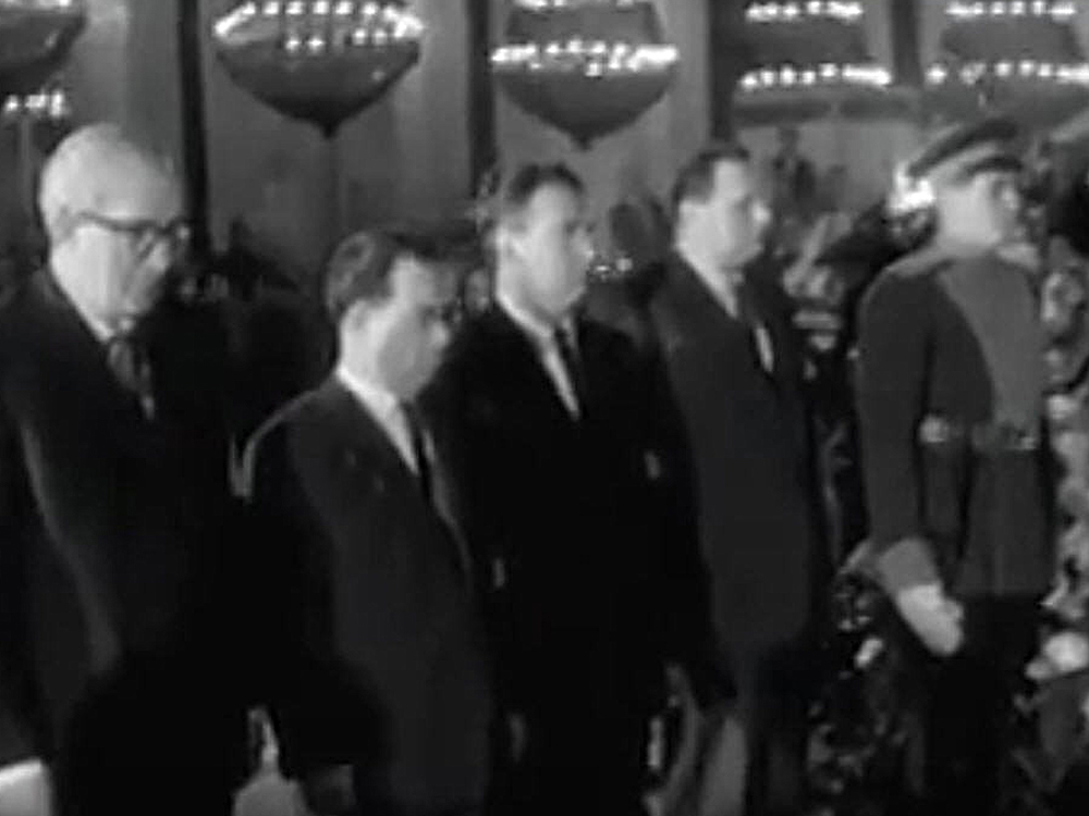 г. Москва, Колонный зал Дома Союзов. Церемония прощания с Маршалом Советского Союза Бирюзовым Сергеем Семёновичем (23 октября 1964 года) (стоп-кадр из видеорепортажа "Тяжёлая утрата", о прощании с Маршалом Советского Союза Бирюзовым Сергеем Семёновичем, членами военной делегации и экипажа самолёта Ил-18, погибших в авиационной катастрофе под Белградом 19 октября 1964 года; киножурнал "Новости дня"; № 43; октябрь 1964 года)