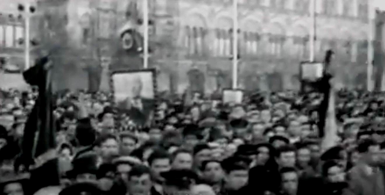 г. Москва, Красная площадь, Похороны Маршала Советского Союза Бирюзова Сергея Семёновича (23 октября 1964 года) (стоп-кадр из видеорепортажа "Тяжёлая утрата", о прощании с Маршалом Советского Союза Бирюзовым Сергеем Семёновичем, членами военной делегации и экипажа самолёта Ил-18, погибших в авиационной катастрофе под Белградом 19 октября 1964 года; киножурнал "Новости дня"; № 43; октябрь 1964 года)