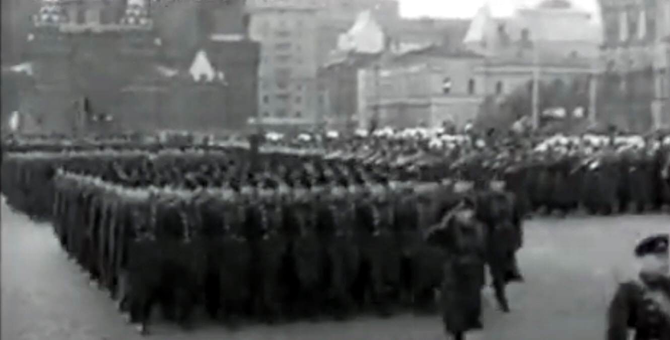 г. Москва, Красная площадь, Похороны Маршала Советского Союза Бирюзова Сергея Семёновича. Последние воинские почести (23 октября 1964 года) (стоп-кадр из видеорепортажа "Тяжёлая утрата", о прощании с Маршалом Советского Союза Бирюзовым Сергеем Семёновичем, членами военной делегации и экипажа самолёта Ил-18, погибших в авиационной катастрофе под Белградом 19 октября 1964 года; киножурнал "Новости дня"; № 43; октябрь 1964 года)