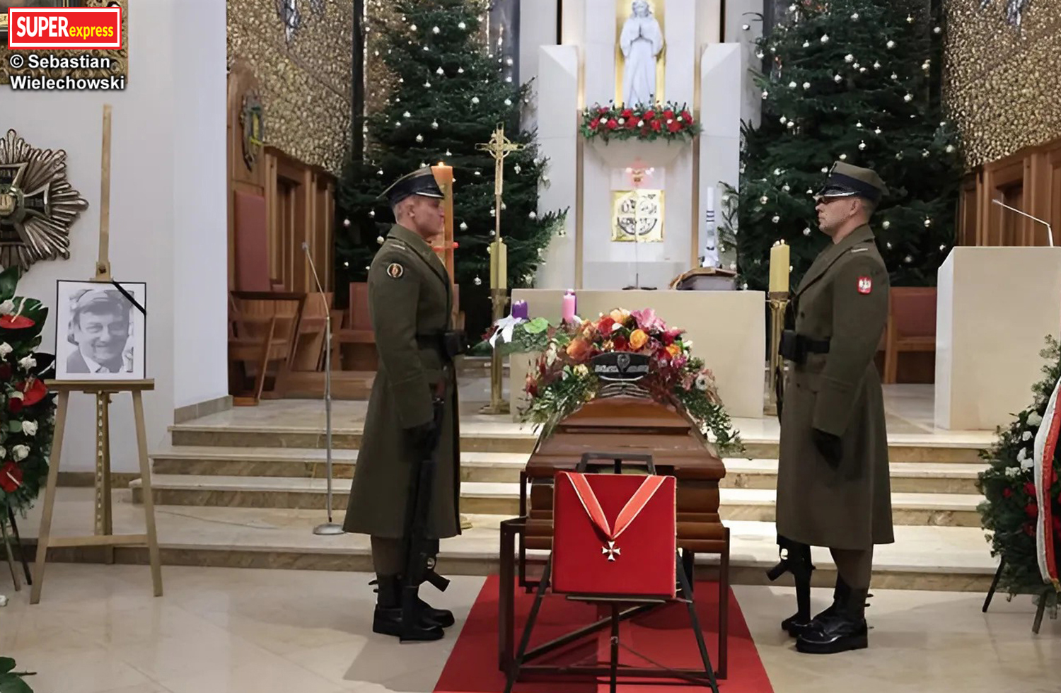 (увеличить фото) Республика Польша, г. Варшава, Полевой Кафедральный Собор Войска Польского. Заупокойная месса по Мирославу Гермашевскому (© foto: Sebastian Wielechowski, 22 декабря 2022 года; фотография из статьи "Могила генерала Гермашевского утонула в венках. Трогательный жест семьи и детектива Рутковского" (© autor: Maciej Gąsiorowski); сайт "SUPERexpress")