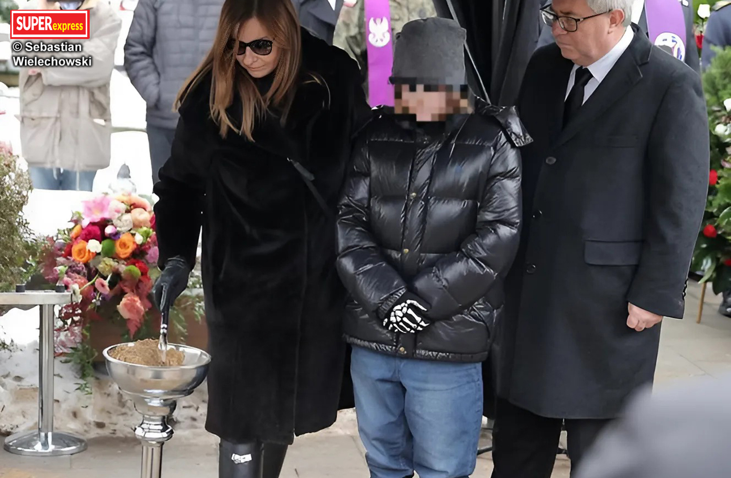 Республика Польша, г. Варшава, Воинское кладбище в городском районе Повонзки. Похороны Мирослава Гермашевского Республика Польша, г. Варшава, Воинское кладбище в городском районе Повонзки. Могила Мирослава Гермашевского после похорон (© foto: Sebastian Wielechowski, 22 декабря 2022 года; фотография из статьи "Могила генерала Гермашевского утонула в венках. Трогательный жест семьи и детектива Рутковского" (© autor: Maciej Gąsiorowski); сайт "SUPERexpress")