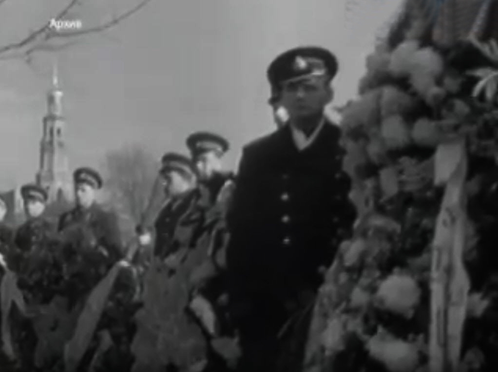г. Москва, Новодевичье кладбище. Похороны членов Советской военной делегации, и экипажа самолёта, направлявшихся на празднование двадцатилетия освобождения от фашистских оккупантов города Белграда и погибших в авиационной катастрофе под Белградом (23 октября 1964 года) (стоп-кадр из видеорепортажа "Тяжёлая утрата", о прощании с Маршалом Советского Союза Бирюзовым Сергеем Семёновичем, членами военной делегации и экипажа самолёта Ил-18, погибших в авиационной катастрофе под Белградом 19 октября 1964 года; киножурнал "Новости дня"; № 43; октябрь 1964 года)