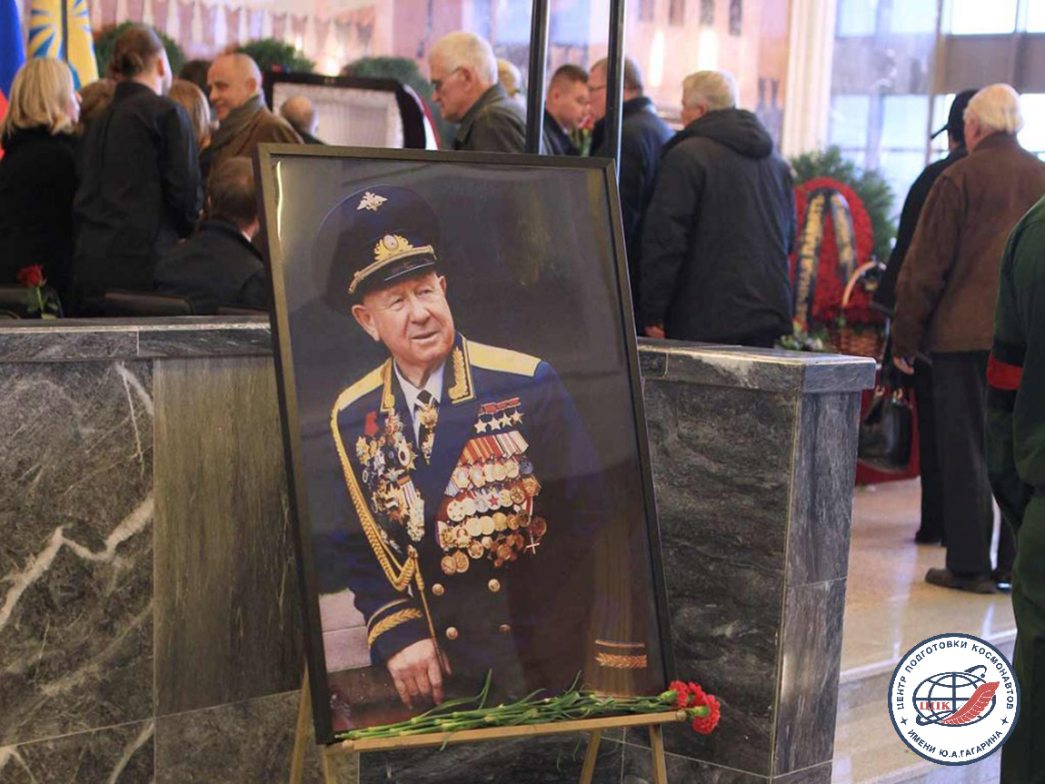 Московская область, городской округ Мытищи, Федеральное Военное Мемориальное кладбище (ныне - Федеральный Военный Мемориал "Пантеон Защитников Отечества"). Церемония прощания с дважды Героем Советского Союза, Лётчиком-космонавтом СССР, генерал-майором авиации в отставке Алексеем Архиповичем Леоновым (фотография Пресс-службы ФГБУ "НИИ ЦПК имени Ю.А. Гагарина"; 15 октября 2019 года)