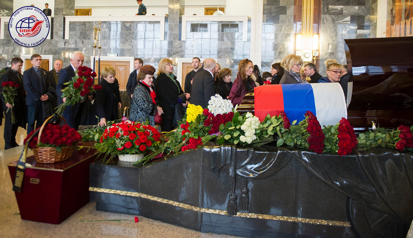 Московская область, городской округ Мытищи, Федеральное Военное Мемориальное кладбище (ныне - Федеральный Военный Мемориал "Пантеон Защитников Отечества"). Церемония прощания с дважды Героем Советского Союза, Лётчиком-космонавтом СССР, генерал-майором авиации в отставке Алексеем Архиповичем Леоновым (фотография Пресс-службы ФГБУ "НИИ ЦПК имени Ю.А. Гагарина"; 15 октября 2019 года)