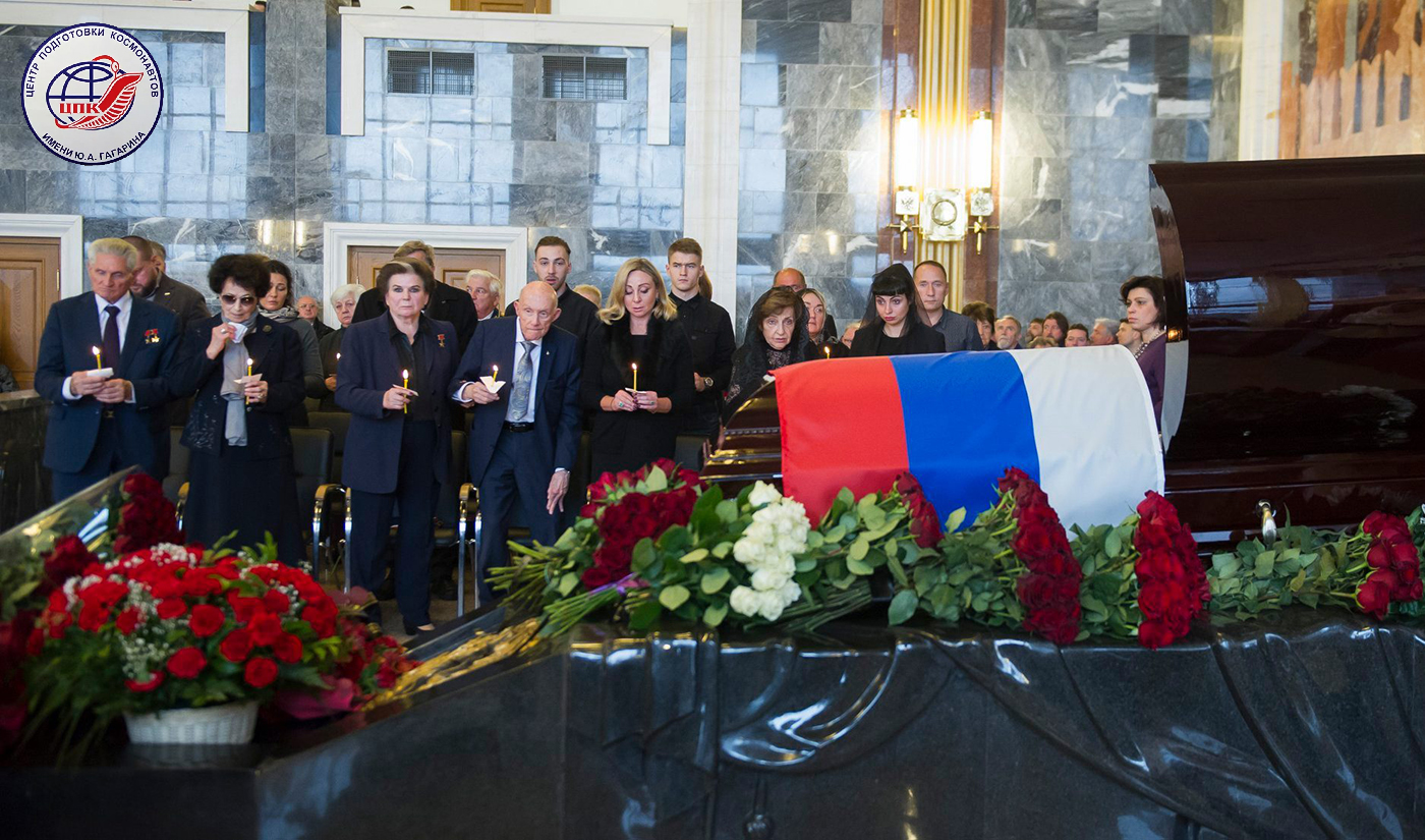 Московская область, городской округ Мытищи, Федеральное Военное Мемориальное кладбище (ныне - Федеральный Военный Мемориал "Пантеон Защитников Отечества"). Церемония прощания с дважды Героем Советского Союза, Лётчиком-космонавтом СССР, генерал-майором авиации в отставке Алексеем Архиповичем Леоновым (фотография Пресс-службы ФГБУ "НИИ ЦПК имени Ю.А. Гагарина"; 15 октября 2019 года)