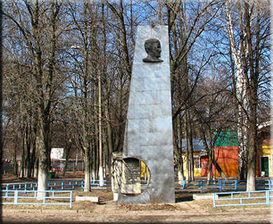 В городе Королёве, Московской области, у дома № 6, по улице Орджоникидзе
на средства сотрудников коллектива НПО "Стрела" сооружён памятник космонавту
