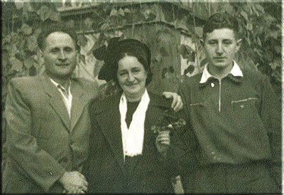 Д.А. Франк-Каменецкий, его старший сын Альберт (1937-1979), жена Елена Ефимовна (г. Саров, 1954 год)