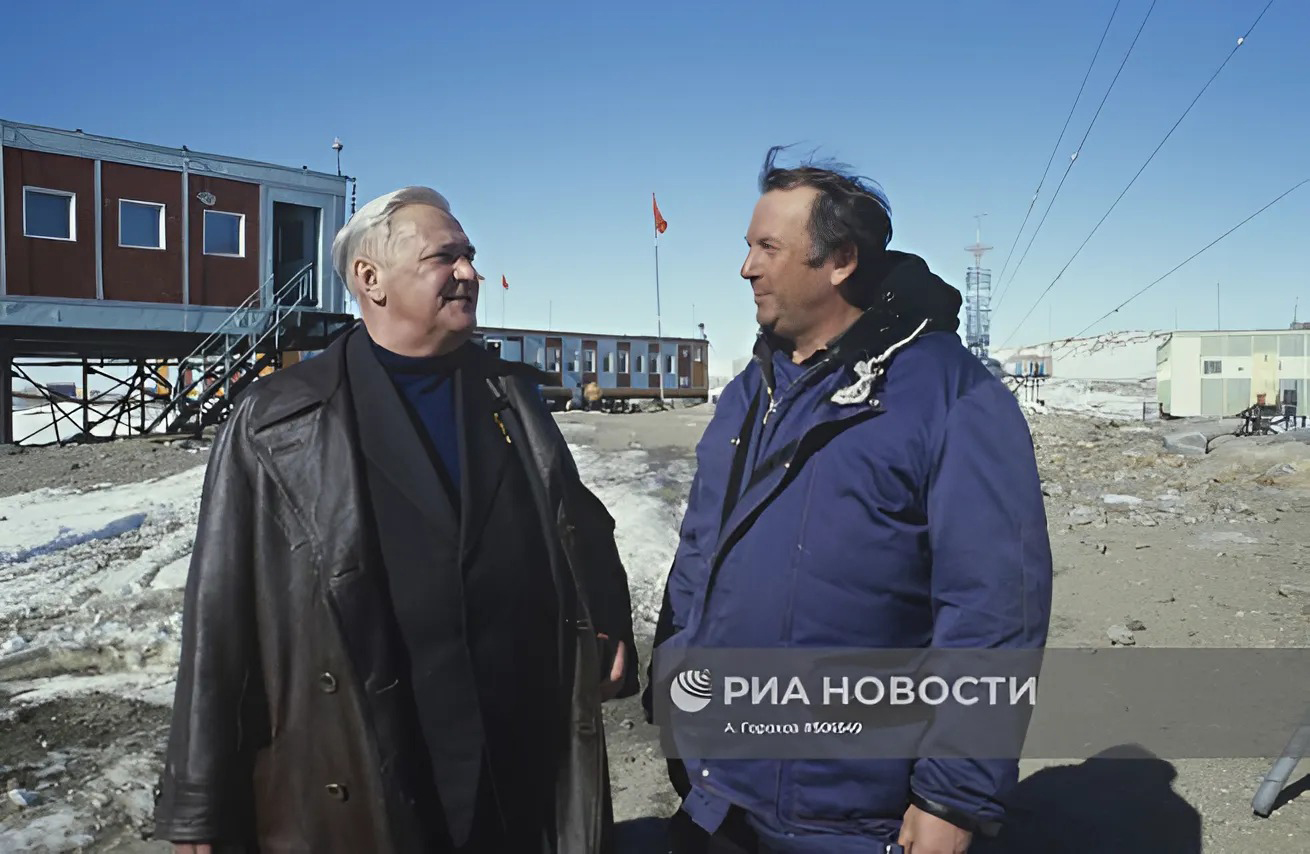 Герой Советского Союза Евгений Иванович Толстиков (слева), возглавивший третью Советскую антарктическую экспедицию, и начальник 25-й экспедиции, Герой Социалистического Труда Николай Александрович Корнилов на полярной станции "Молодёжная" (автор фотографии - А.И. Горохов, из архива РИА "Новости")